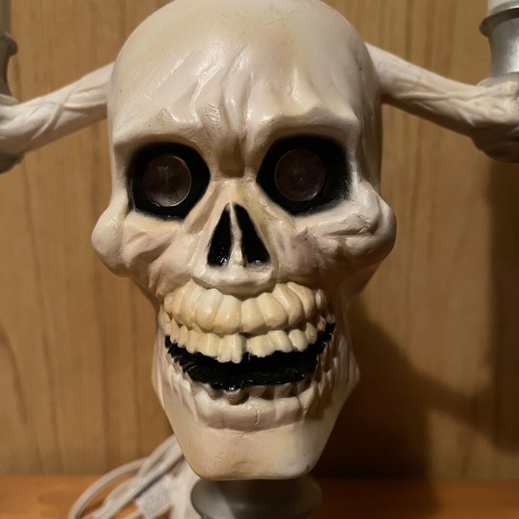 Trendmasters 1994 flickering light up scull candelabra Halloween decor - Picture 8 of 10